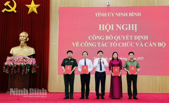 C&ocirc;ng bố Quyết định về c&ocirc;ng t&aacute;c tổ chức v&agrave; c&aacute;n bộ