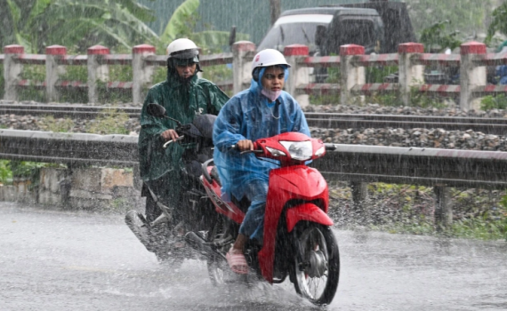 Thời tiết h&ocirc;m nay (17-7): Miền Bắc c&oacute; mưa vừa, mưa to v&agrave; d&ocirc;ng