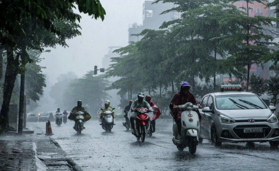 Thời tiết h&ocirc;m nay (30-7): Mưa d&ocirc;ng bao tr&ugrave;m nhiều khu vực, cảnh b&aacute;o nguy cơ lốc, s&eacute;t