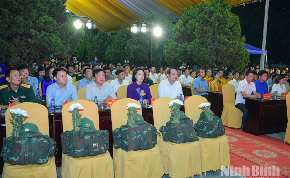 Đồng ch&iacute; Mai Văn Tuất, Ph&oacute; B&iacute; thư Tỉnh ủy, Trưởng Đo&agrave;n đại biểu Quốc hội tỉnh dự Lễ d&acirc;ng hương v&agrave; thắp nến tri &acirc;n c&aacute;c Anh h&ugrave;ng liệt sĩ tại x&atilde; Y&ecirc;n M&ocirc;