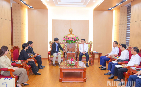 Đồng ch&iacute; Chủ tịch UBND tỉnh l&agrave;m việc với C&ocirc;ng ty TNHH AEON Việt Nam về tiến độ triển khai Dự &aacute;n Trung t&acirc;m thương mại AEON Phủ L&yacute;