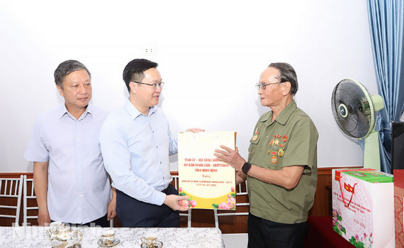 Đồng ch&iacute; Ph&oacute; B&iacute; thư Thường trực Tỉnh ủy Trần Đăng Quỳnh thăm, tặng qu&agrave; gia đ&igrave;nh người c&oacute; c&ocirc;ng tại phường Thi&ecirc;n Trường
