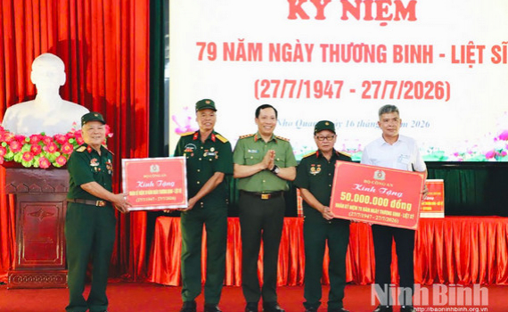 Đo&agrave;n C&ocirc;ng t&aacute;c của Bộ C&ocirc;ng an, Bộ Nội vụ thăm, tặng qu&agrave; tại Cơ sở Điều dưỡng thương binh Nho Quan
