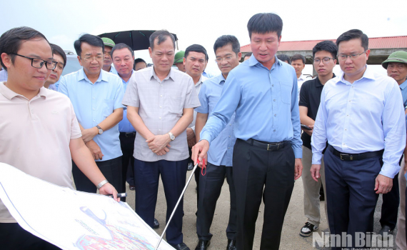 Thường trực Tỉnh ủy khảo s&aacute;t Bến thuyền V&acirc;n Long v&agrave; c&aacute;c d&ograve;ng s&ocirc;ng cổ