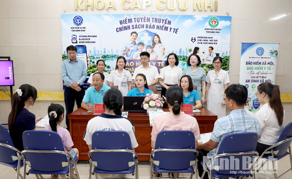 Khai trương &ldquo;Điểm tuy&ecirc;n truyền ch&iacute;nh s&aacute;ch Bảo hiểm y tế&rdquo; tại Bệnh viện Sản Nhi tỉnh Ninh B&igrave;nh