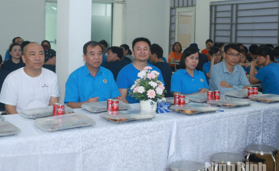 Li&ecirc;n đo&agrave;n Lao động tỉnh tổ chức Chương tr&igrave;nh &ldquo;Bữa cơm C&ocirc;ng đo&agrave;n&rdquo; v&agrave; trao qu&agrave; cho người lao động