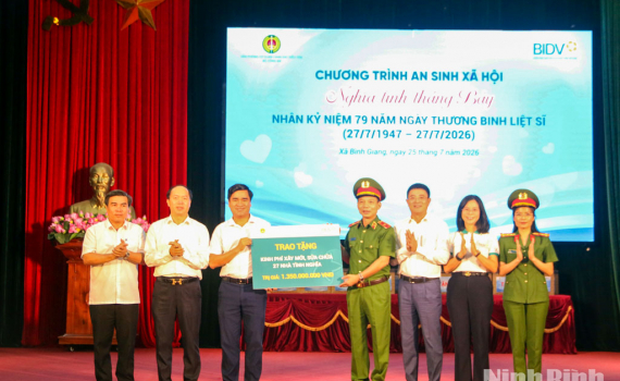 Văn ph&ograve;ng Cơ quan Cảnh s&aacute;t điều tra Bộ C&ocirc;ng an tổ chức c&aacute;c hoạt động an sinh x&atilde; hội tại x&atilde; B&igrave;nh Giang
