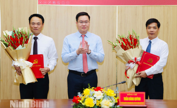 C&ocirc;ng bố Quyết định của Ban Thường vụ Tỉnh ủy về c&ocirc;ng t&aacute;c c&aacute;n bộ