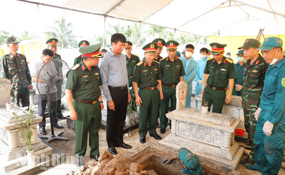 Tỉnh Ninh B&igrave;nh phối hợp kiểm tra c&ocirc;ng t&aacute;c t&igrave;m kiếm, quy tập, x&aacute;c định danh t&iacute;nh h&agrave;i cốt liệt sĩ v&agrave; x&oacute;a nh&agrave; tạm, nh&agrave; dột n&aacute;t cho con đẻ của người hoạt động kh&aacute;ng chiến bị nhiễm chất độc h&oacute;a học
