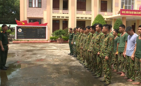Đại t&aacute; Đinh C&ocirc;ng Thanh kiểm tra v&agrave; động vi&ecirc;n đo&agrave;n tuyển thủ luyện tập