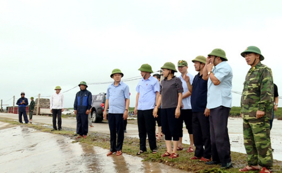 Đồng ch&iacute; B&iacute; thư Tỉnh uỷ kiểm tra c&ocirc;ng t&aacute;c ph&ograve;ng, chống b&atilde;o số 2 tại huyện Kim Sơn