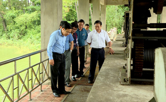 Đồng ch&iacute; Phạm Quang Ngọc kiểm tra một số c&ocirc;ng tr&igrave;nh ph&ograve;ng chống lụt b&atilde;o