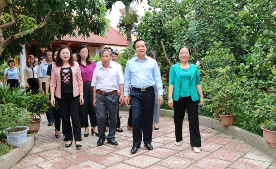 Đồng ch&iacute; Phạm Quang Ngọc thăm v&agrave; kiểm tra m&ocirc; h&igrave;nh &ldquo;Nh&agrave; sạch, vườn đẹp&rdquo;