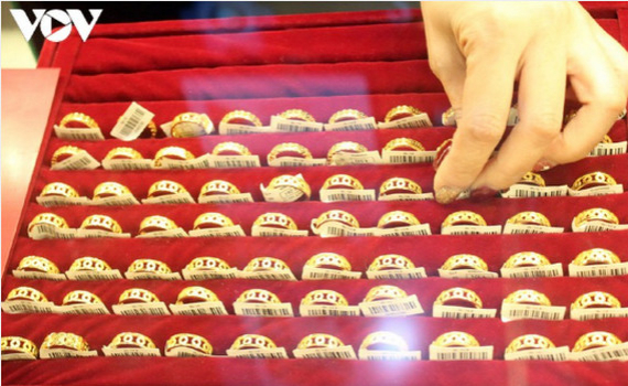 Gi&aacute; v&agrave;ng đồng loạt giảm