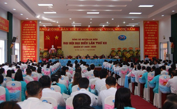 G&oacute;p &yacute; văn kiện c&ograve;n xu&ocirc;i chiều, &iacute;t tranh luận tại Đại hội