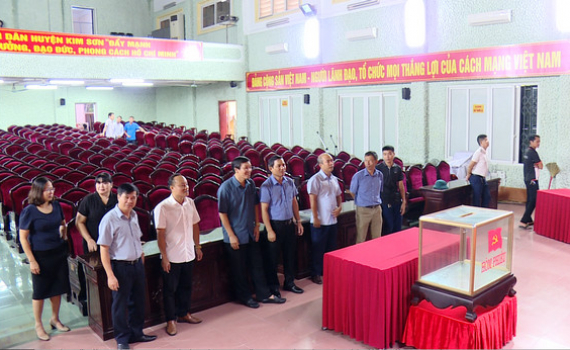 Kiểm tra c&ocirc;ng t&aacute;c tuy&ecirc;n truyền Đại hội Đảng bộ Kim Sơn