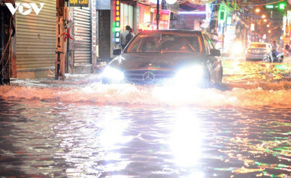 Kinh nghiệm khi l&aacute;i xe v&agrave;o m&ugrave;a mưa v&agrave; qua đường ngập