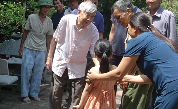 Nguy&ecirc;n Tổng B&iacute; thư L&ecirc; Khả Phi&ecirc;u rất giản dị, gần gũi, kh&ocirc;ng quan c&aacute;ch