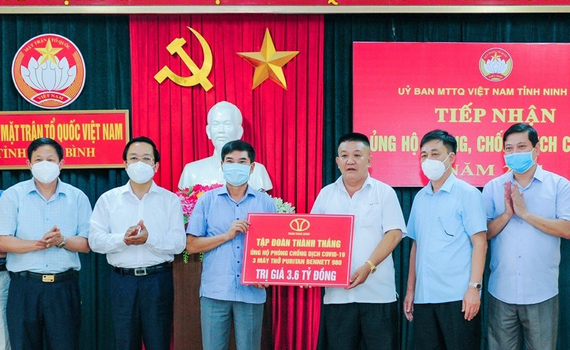 Ủy ban MTTQ tỉnh tiếp nhận ủng hộ ph&ograve;ng, chống dịch COVID-19