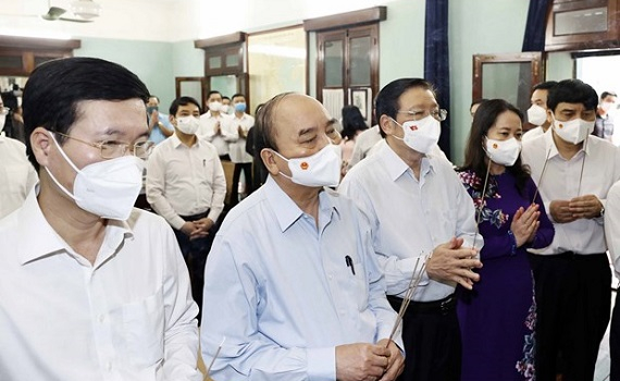 Chủ tịch Nước Nguyễn Xu&acirc;n Ph&uacute;c d&acirc;ng hương tưởng niệm Chủ tịch Hồ Ch&iacute; Minh 