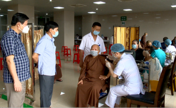 Đồng ch&iacute; Đỗ Việt Anh thăm, động vi&ecirc;n c&aacute;c chức sắc, chức việc ti&ecirc;m vắc xin Covid-19