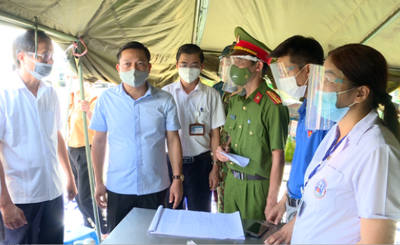 Đồng ch&iacute; Nguyễn Cao Sơn kiểm tra c&aacute;c chốt kiểm so&aacute;t li&ecirc;n ng&agrave;nh ở Hoa Lư