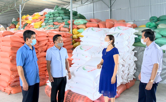 Đồng ch&iacute; Nguyễn Cao Sơn kiểm tra t&igrave;nh h&igrave;nh dự trữ, cung ứng h&agrave;ng h&oacute;a