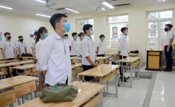 Học sinh kh&ocirc;ng kịp trở lại trường học v&igrave; gi&atilde;n c&aacute;ch sẽ học tại nơi cư tr&uacute;