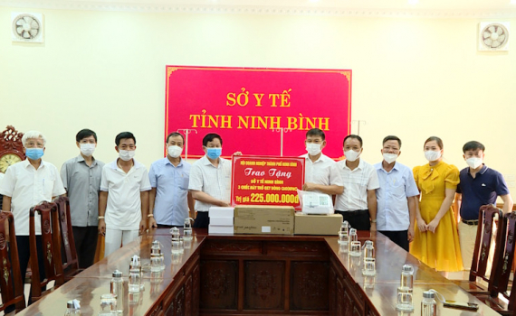 ​​​​Hội Doanh nghiệp TP. Ninh B&igrave;nh trao tặng thiết bị y tế phục vụ ph&ograve;ng, chống dịch Covid-19