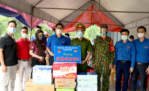 Hội Doanh nhân trẻ tỉnh Ninh Bình tặng quà các chốt kiểm soát phòng, chống dịch COVID-19