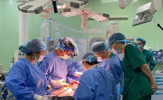 Lần đầu ti&ecirc;n tại Việt Nam: Gh&eacute;p gan gi&agrave;nh lại mạng sống cho b&eacute; g&aacute;i ung thư gan giai đoạn cuối