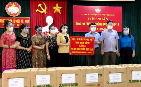 MTTQ tỉnh tiếp nhận 15.000 chiếc k&iacute;nh chắn giọt bắn ph&ograve;ng, chống dịch Covid-19
