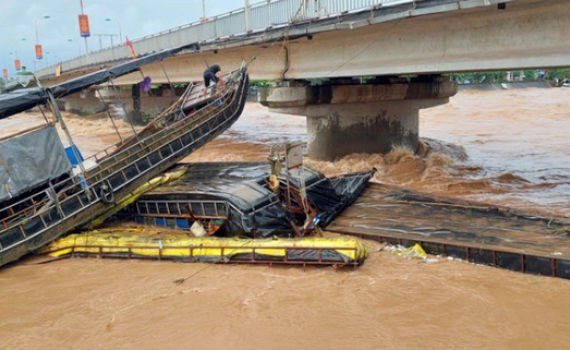 ​Mưa lớn k&egrave;m d&ocirc;ng lốc g&acirc;y nhiều thiệt hại