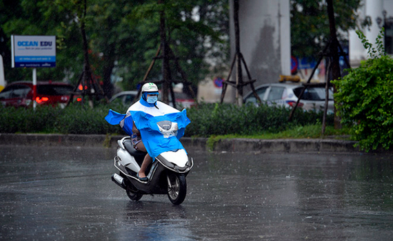 Ng&agrave;y 12.8, Bắc Bộ mưa r&agrave;o v&agrave; d&ocirc;ng, Trung Bộ tiếp tục nắng n&oacute;ng 