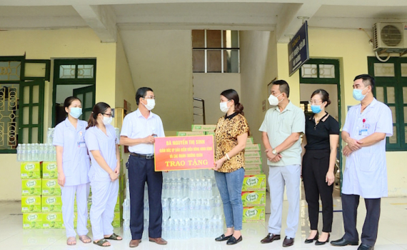 ​​​​Tặng nhu yếu phẩm cho lực lượng tham gia ph&ograve;ng, chống dịch