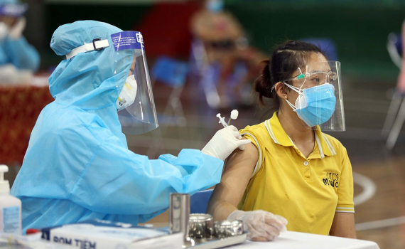 Ti&ecirc;m vaccine COVID-19 cho tất cả trường hợp từ 18 tuổi trở l&ecirc;n