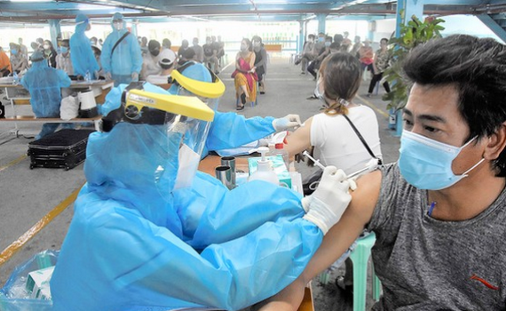 Ti&ecirc;m vaccine ph&ograve;ng COVID-19: Vượt mốc 15 triệu liều