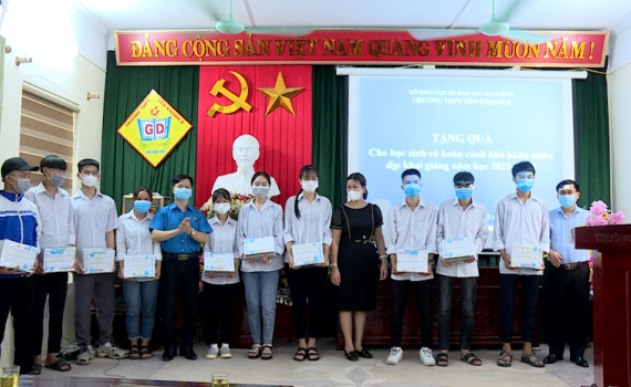 Trao qu&agrave; cho học sinh c&oacute; ho&agrave;n cảnh kh&oacute; khăn nh&acirc;n dịp năm học mới