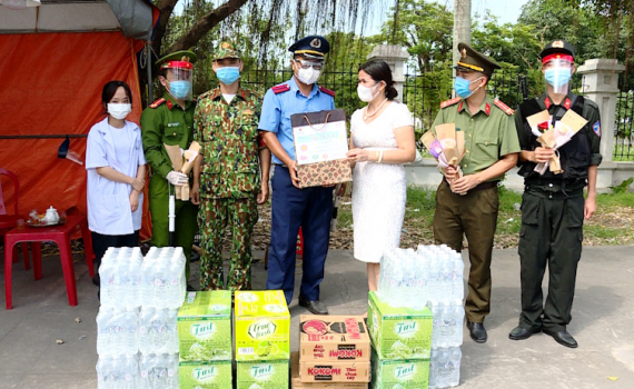​​​Trao tặng qu&agrave; cho lực lượng l&agrave;m nhiệm vụ tại chốt kiểm so&aacute;t dịch