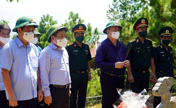 Trưởng Ban Tuy&ecirc;n gi&aacute;o Trung ương viếng mộ Đại tướng V&otilde; Nguy&ecirc;n Gi&aacute;p v&agrave; d&acirc;ng hương tại Khu Di t&iacute;ch lịch sử Quốc gia Hang L&egrave;n H&agrave;