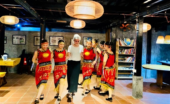 Việt Nam được chọn l&agrave; 1 trong 10 quốc gia th&acirc;n thiện nhất thế giới năm 2021