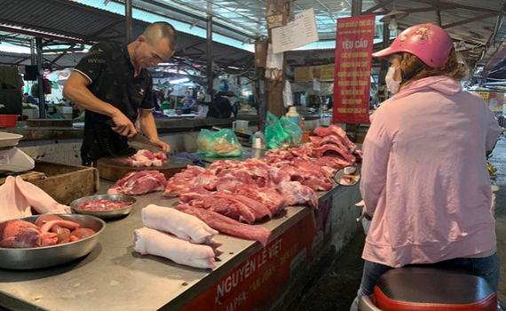 Gi&aacute; nhiều h&agrave;ng h&oacute;a vẫn "phớt lờ" khi gi&aacute; xăng giảm mạnh
