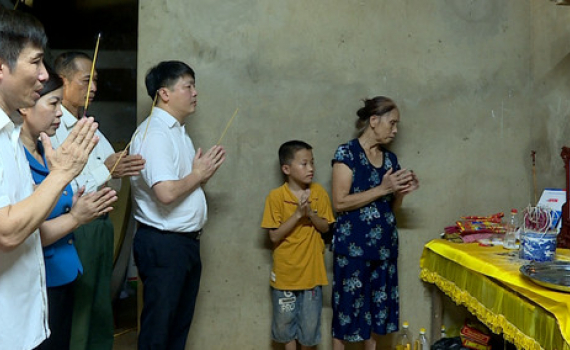 Trao qu&agrave; cho gia đ&igrave;nh c&ocirc;ng nh&acirc;n lao động bị tai nạn rủi ro
