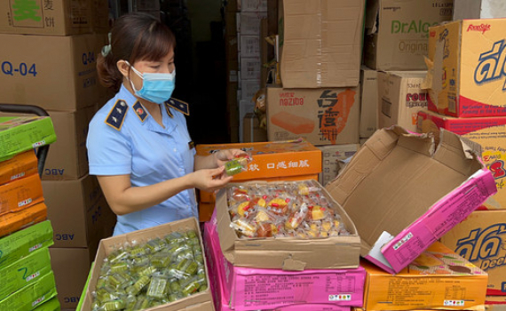 Cảnh gi&aacute;c với b&aacute;nh trung thu tr&ocirc;i nổi