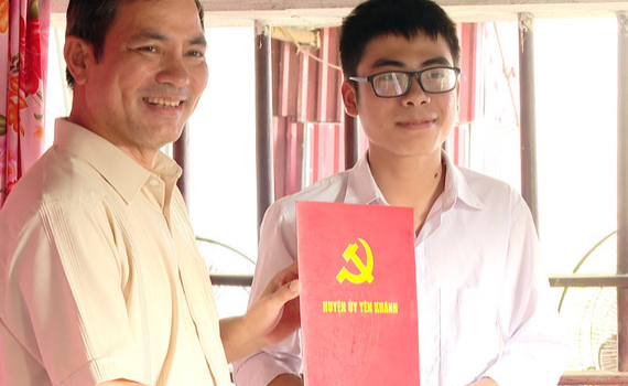 Y&ecirc;n Kh&aacute;nh tiếp th&ecirc;m niềm tin v&agrave; tạo động lực cho học sinh ngh&egrave;o vượt kh&oacute;