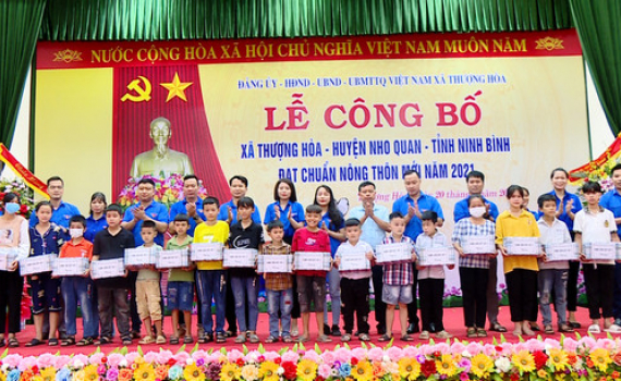 Hoạt động t&igrave;nh nguyện &ldquo;Tiếp sức đ&agrave;n em đến trường&rdquo; tại x&atilde; Thượng Ho&agrave;