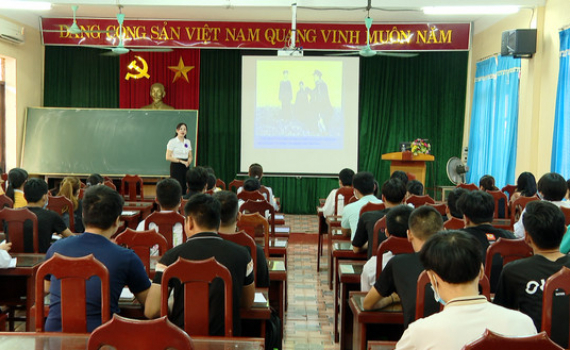Y&ecirc;n Kh&aacute;nh ch&uacute; trọng bồi dưỡng l&yacute; luận ch&iacute;nh trị cho Đảng vi&ecirc;n mới