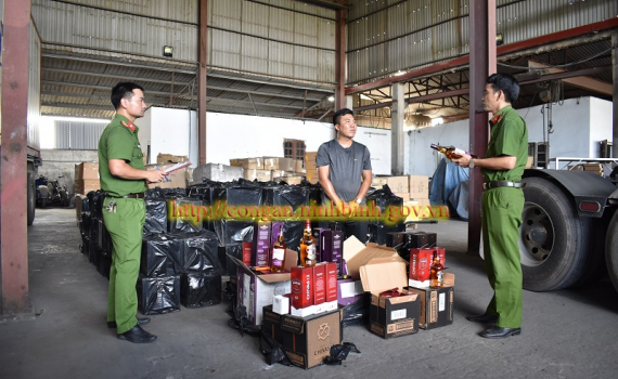 Ph&ograve;ng Cảnh s&aacute;t Kinh tế C&ocirc;ng an tỉnh bắt vụ vận chuyển hơn 1.200 chai rượu nh&atilde;n m&aacute;c nước ngo&agrave;i kh&ocirc;ng c&oacute; nguồn gốc, xuất xứ