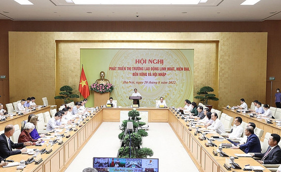 Thủ tướng Ch&iacute;nh phủ Phạm Minh Ch&iacute;nh chủ tr&igrave; Hội nghị trực tuyến to&agrave;n quốc về ph&aacute;t triển thị trường lao động