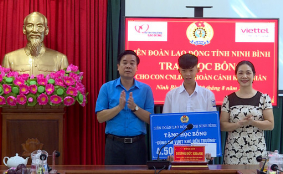 LĐLĐ tỉnh trao học bổng cho con c&ocirc;ng nh&acirc;n lao động c&oacute; ho&agrave;n cảnh kh&oacute; khăn